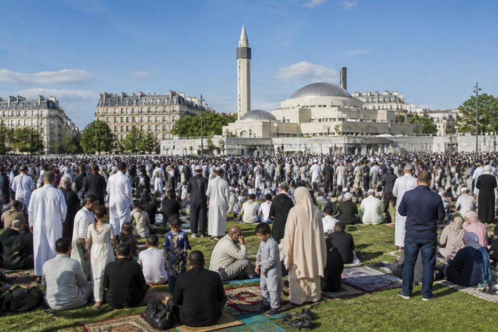 découvrez les lieux et modalités des célébrations de la prière de l'aïd en île-de-france pour organiser votre participation en toute sérénité.